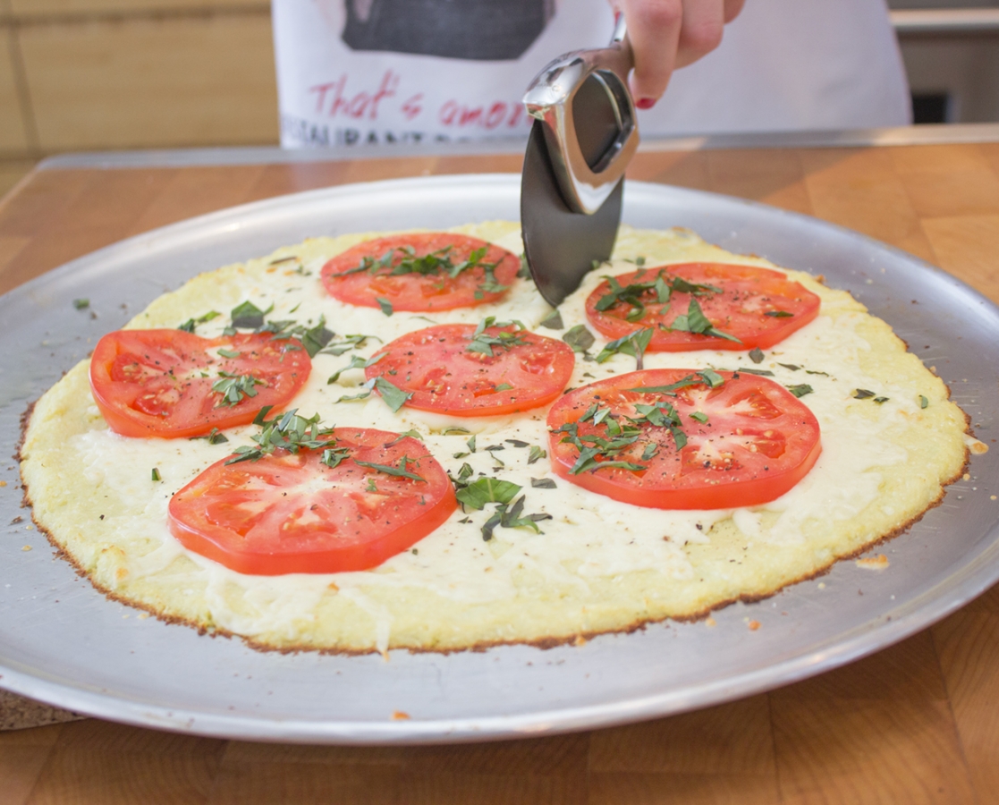 Pizza à la croûte au chou-fleur avec tomate et basilic