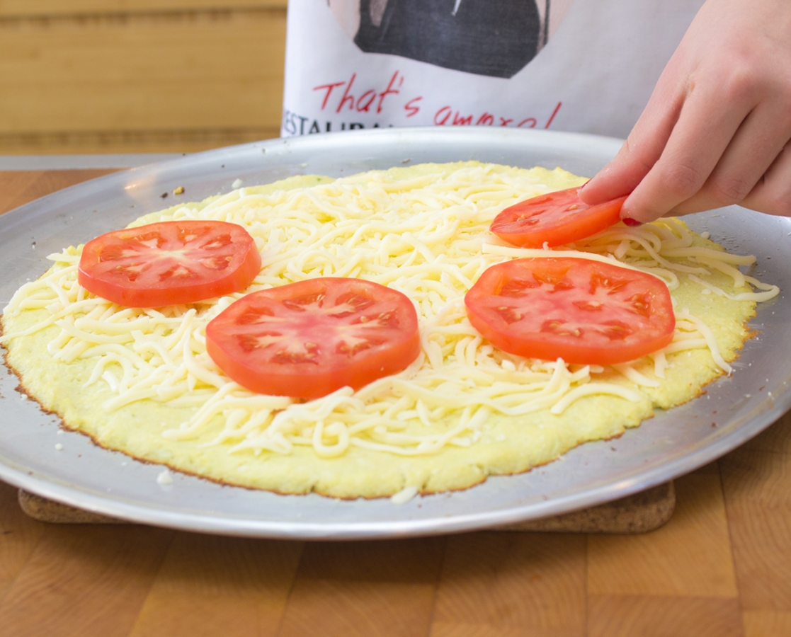 Pizza à la croûte au chou-fleur avec tomate et basilic