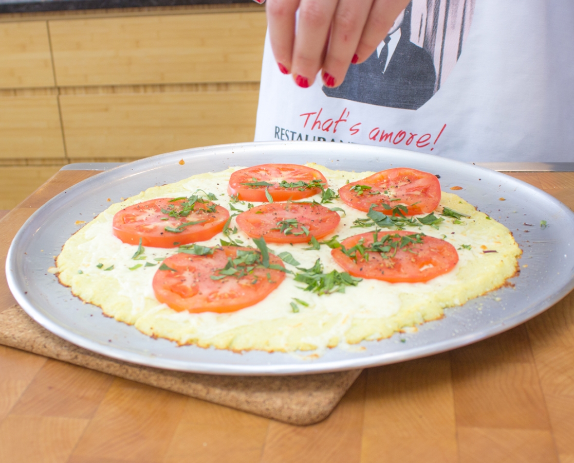 Pizza à la croûte au chou-fleur avec tomate et basilic