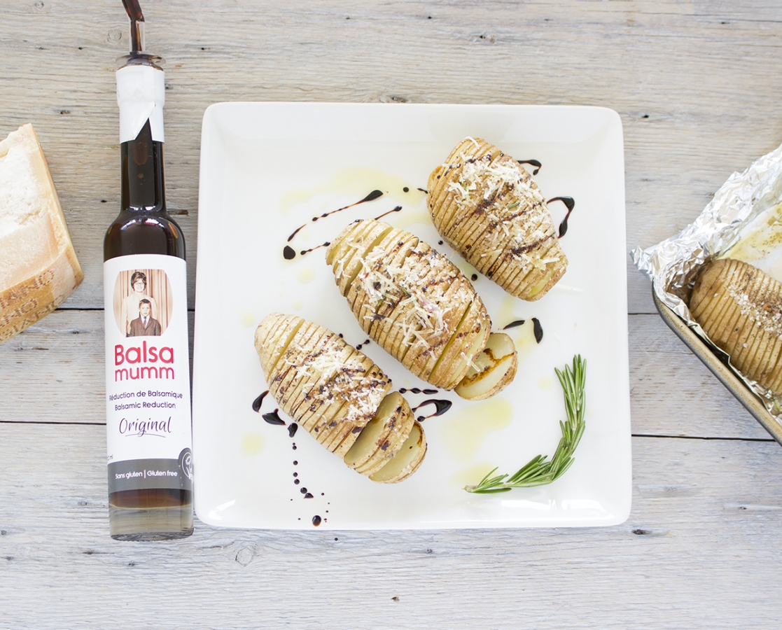 Pommes de terre à la suédoise (Hasselback) à l’infusion d’huile d’olive, d’ail et de romarin, rehaussées de parmesan