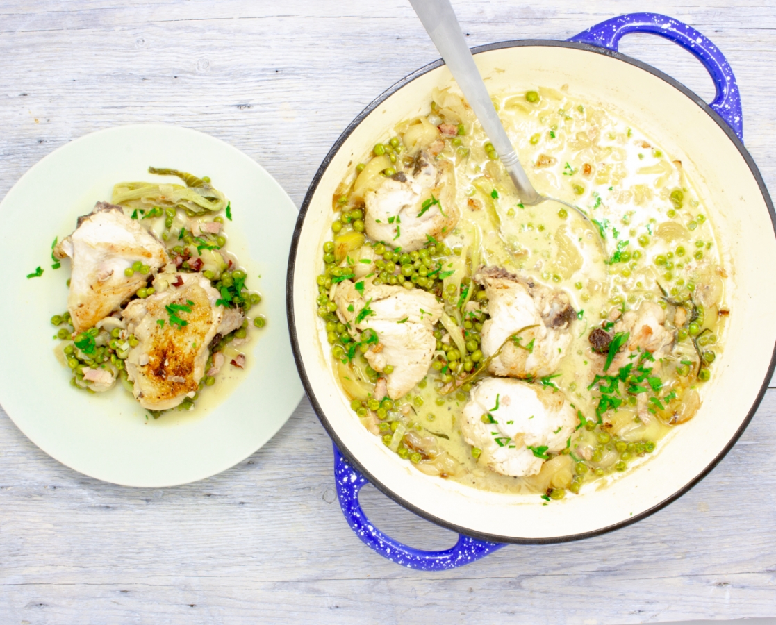 Poulet sauce crémeuse aux lardons, aux poireaux, aux pois verts et à la laitue romaine