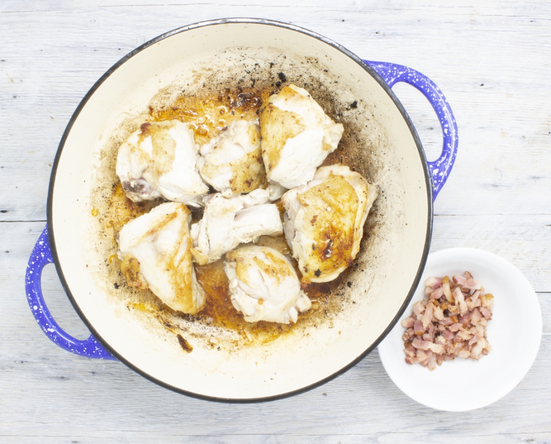 Poulet sauce crémeuse aux lardons, aux poireaux, aux pois verts et à la laitue romaine