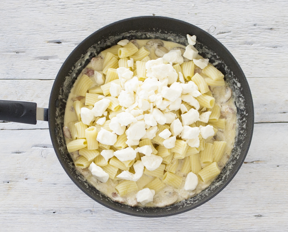 Rigatoni sauce crémeuse avec bacon, champignons de Paris et fromage cheddar en grains