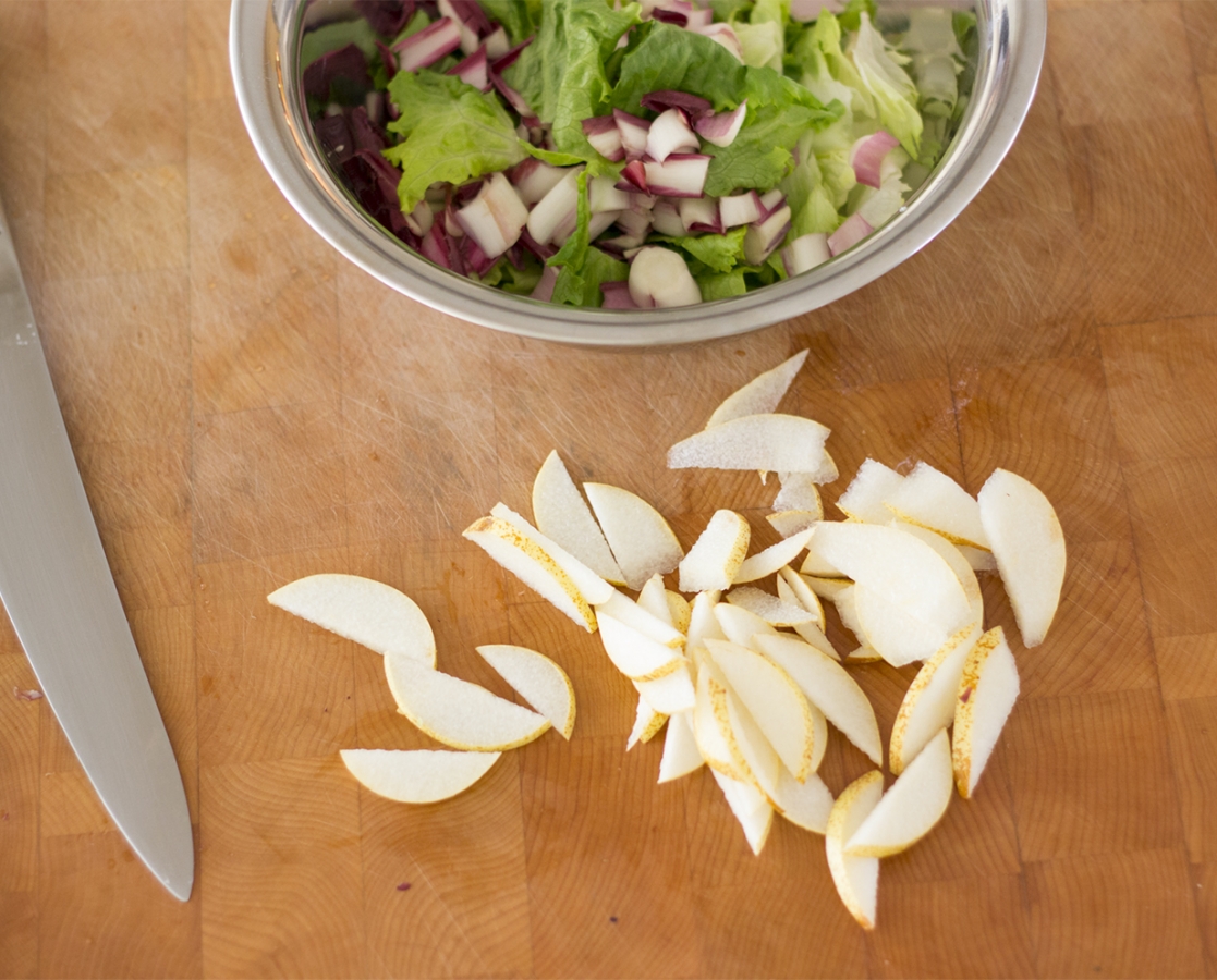 Salade au confit de canard, aux poires et aux noix de Grenoble caramélisées