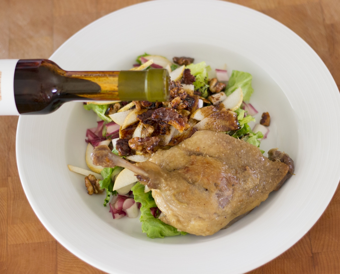 Salade au confit de canard, aux poires et aux noix de Grenoble caramélisées