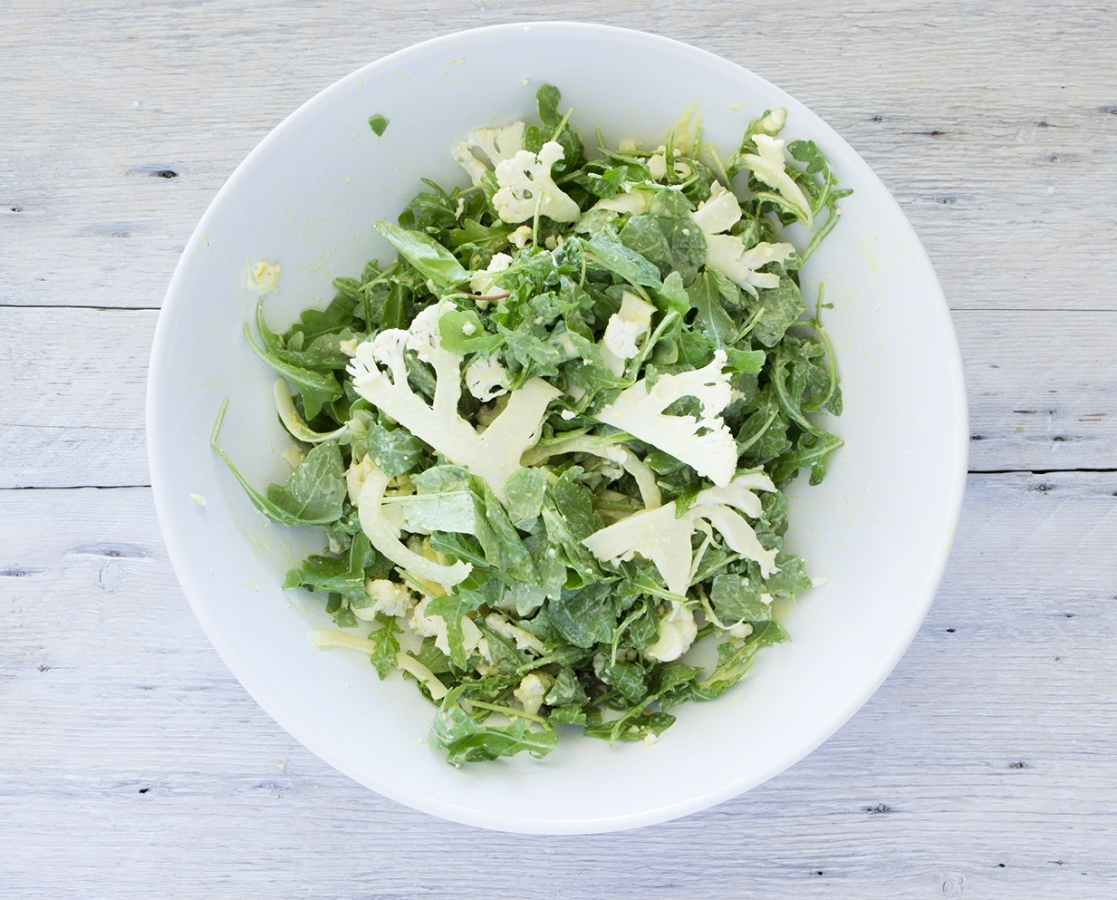 Salade de roquette et de chou-fleur, vinaigrette au yaourt, miel et moutarde