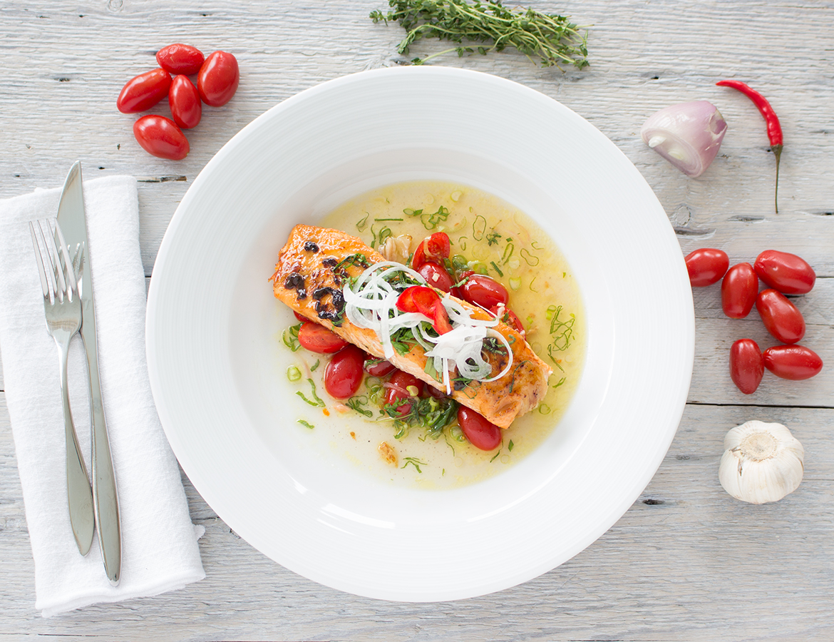 Saumon rôti à la moutarde forte et au sirop d’érable servi sur tomates cerises marinées