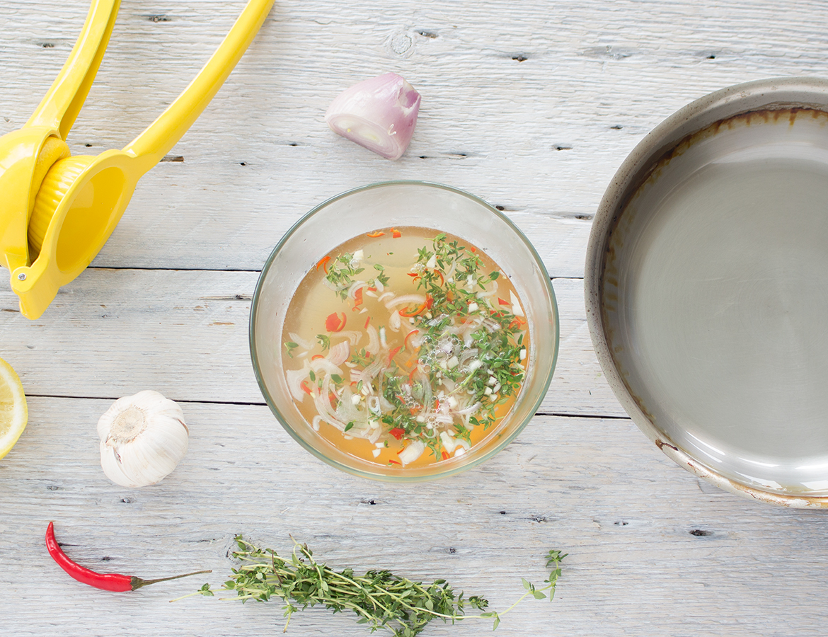 Saumon rôti à la moutarde forte et au sirop d’érable servi sur tomates cerises marinées