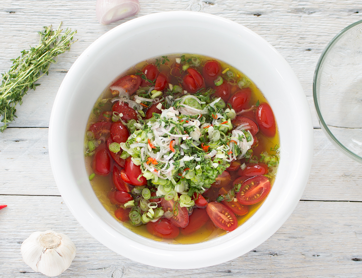 Saumon rôti à la moutarde forte et au sirop d’érable servi sur tomates cerises marinées