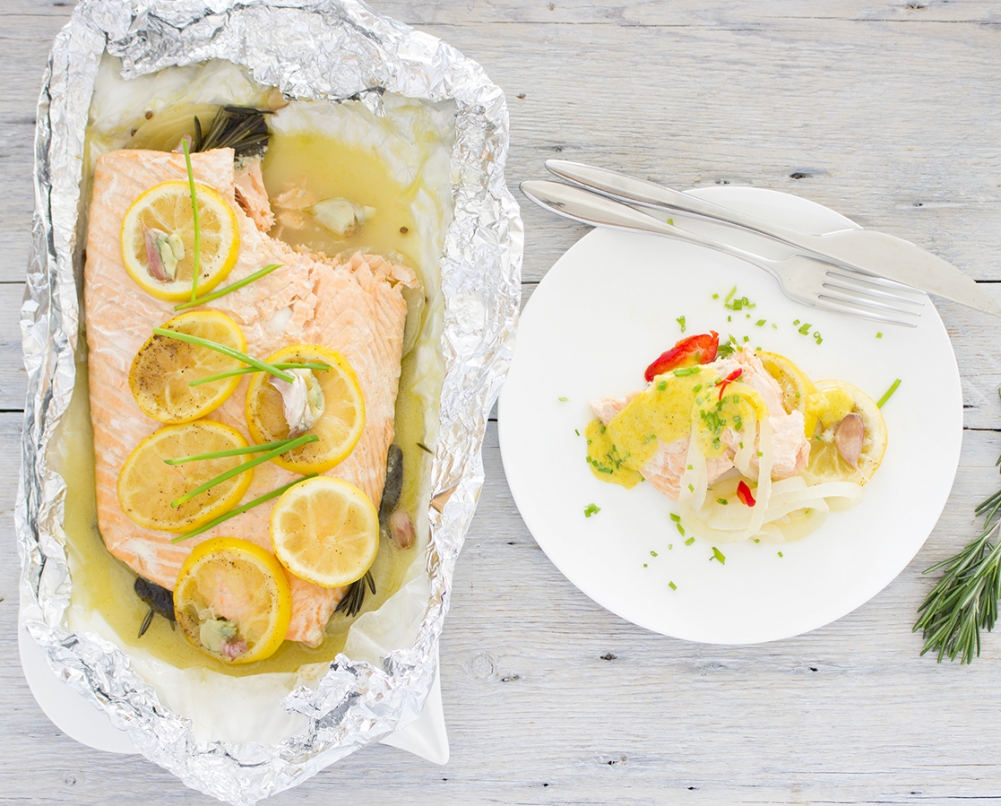 Saumon en papillote avec des citrons caramélisés et sa sauce hollandaise