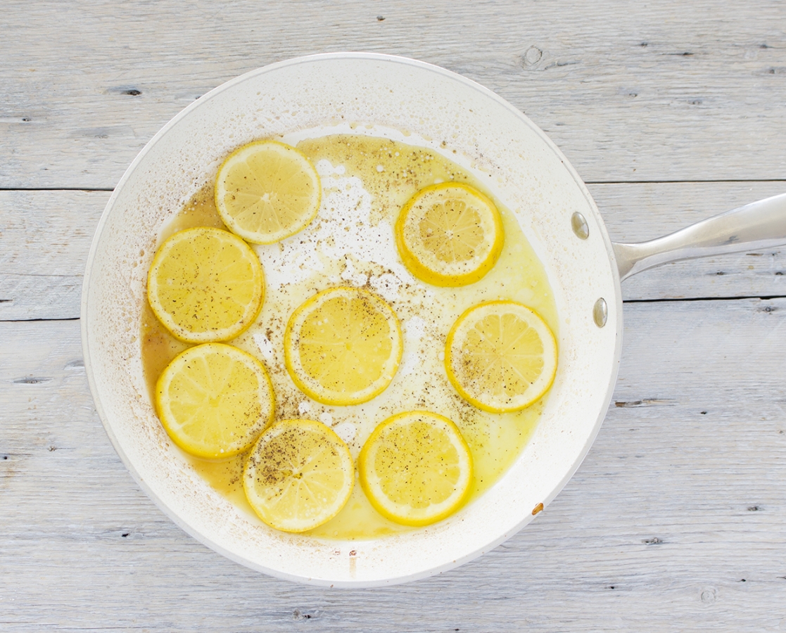 Saumon en papillote avec des citrons caramélisés et sa sauce hollandaise