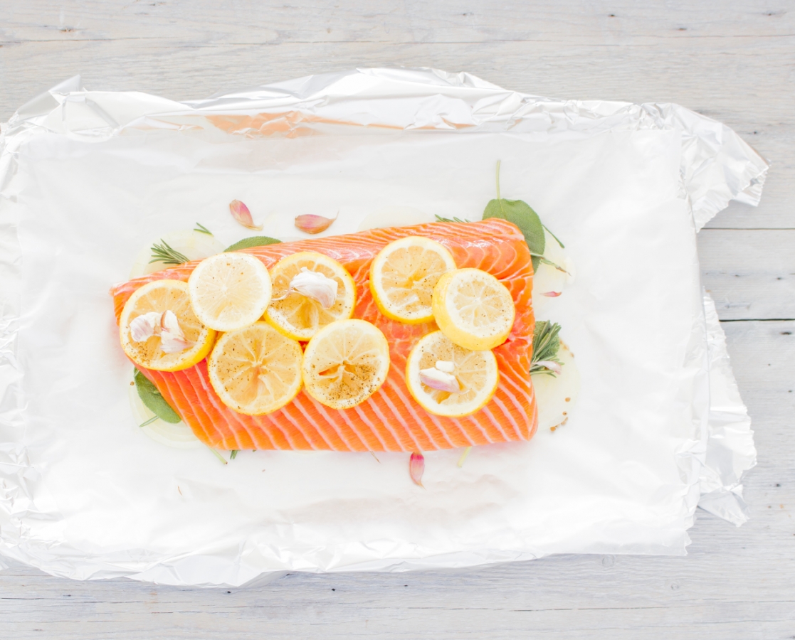 Salmon “en papillote” with caramelized lemons and hollandaise sauce