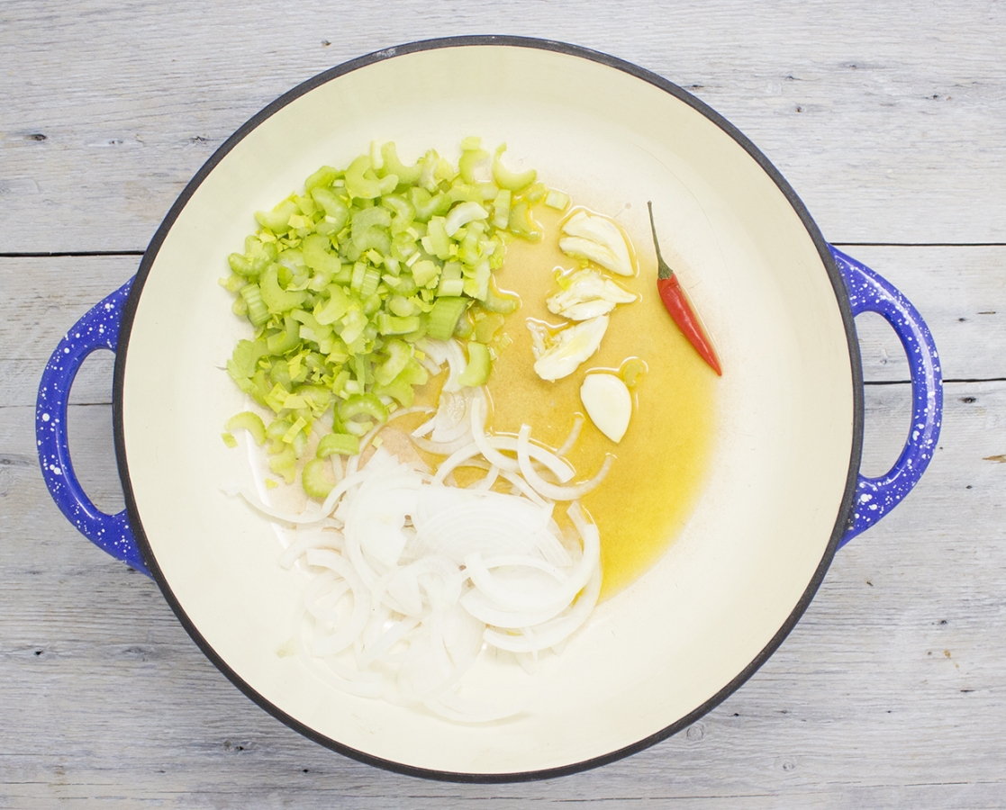 Soupe de brocoli et de chou-fleur à la menthe fraîche et à la ricotta