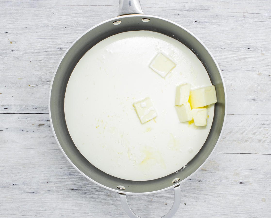 Soupe crémeuse au parmesan, aux épinards, au chou-fleur et aux noix de pins grillées