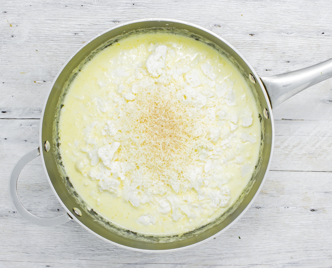 Soupe crémeuse au parmesan, aux épinards, au chou-fleur et aux noix de pins grillées