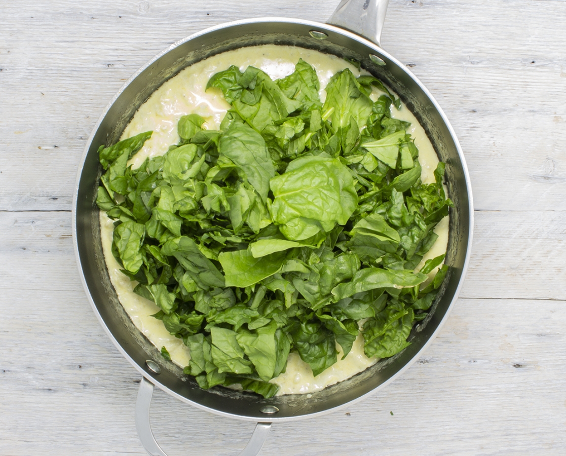 Soupe crémeuse au parmesan, aux épinards, au chou-fleur et aux noix de pins grillées