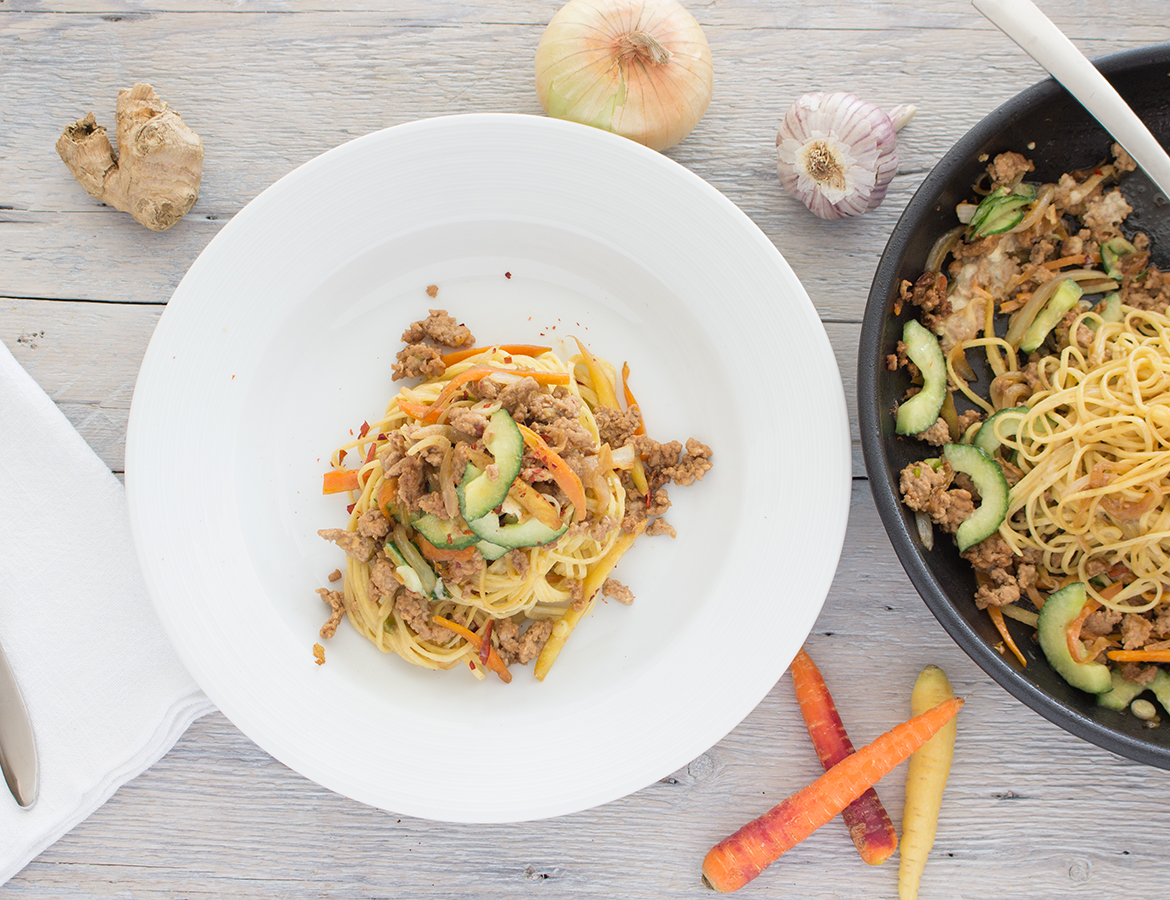 Spaghetti sauté au porc, façon asiatique avec sauce tahini