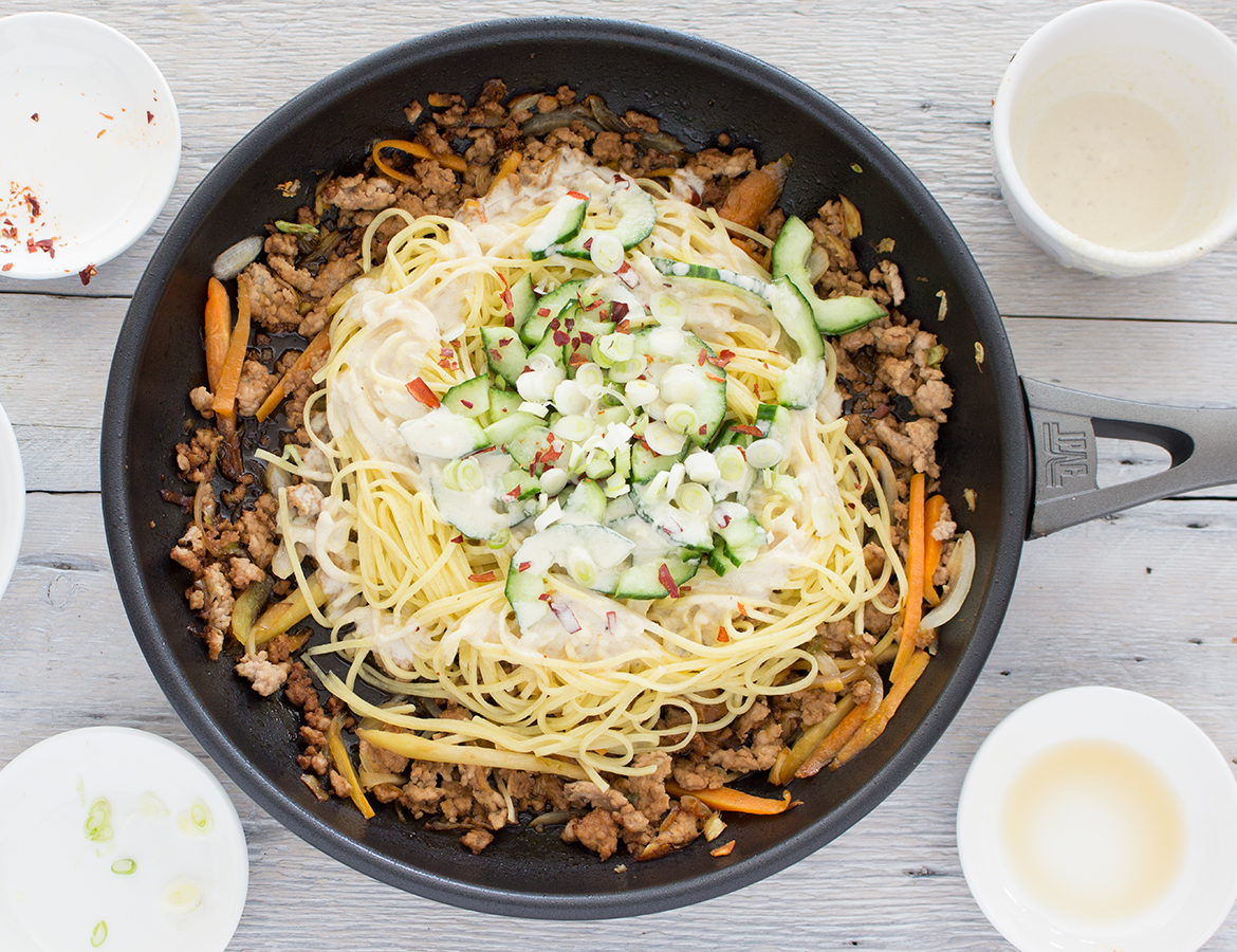 Spaghetti sauté au porc, façon asiatique avec sauce tahini