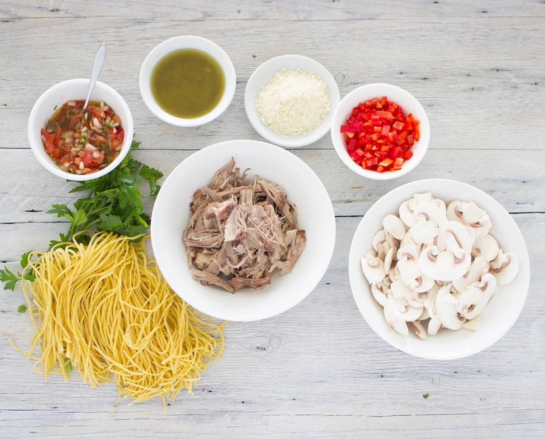 Spaghetti à l'effiloché de porc braisé, salsa de tomates et oignons