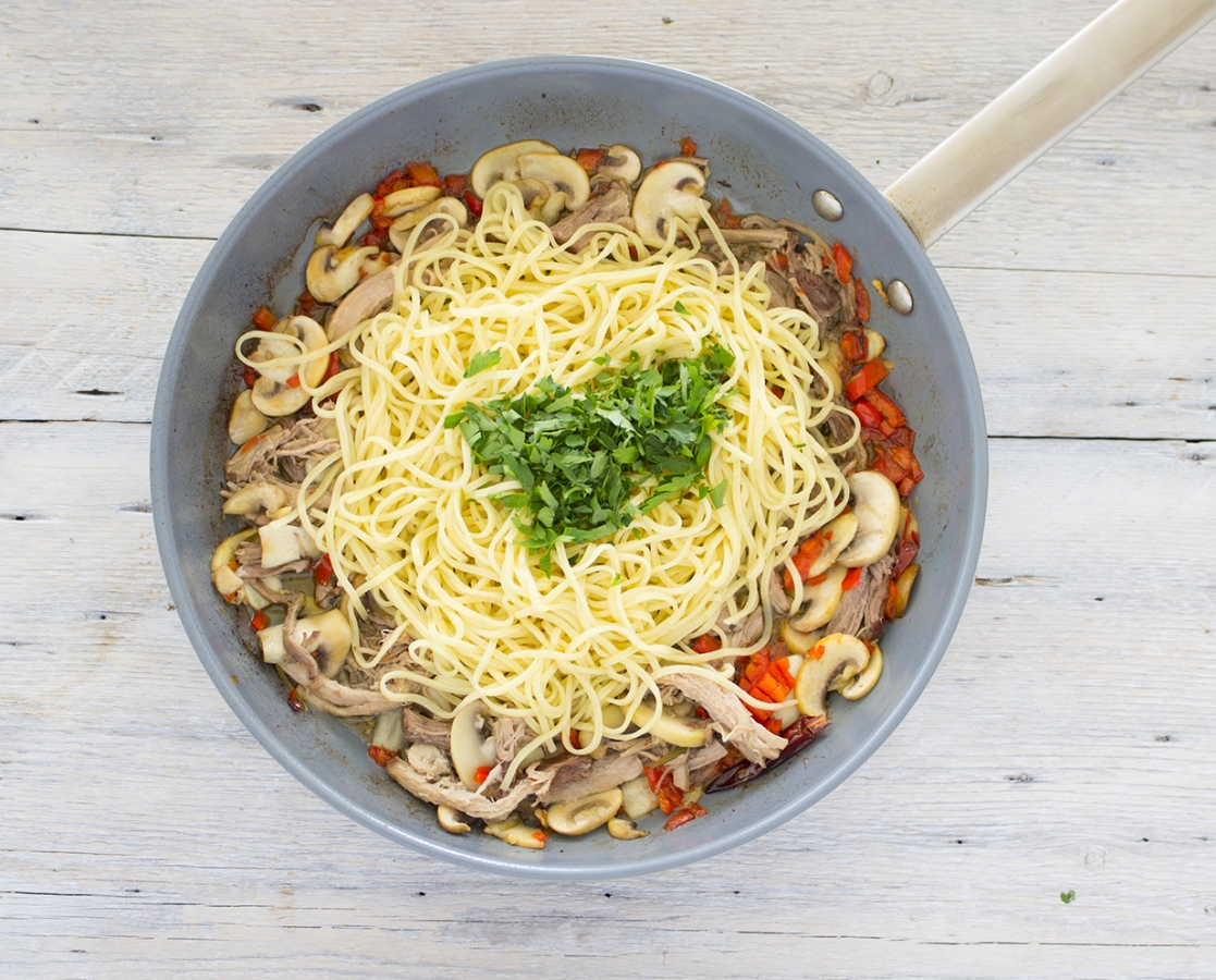 Spaghetti à l'effiloché de porc braisé, salsa de tomates et oignons