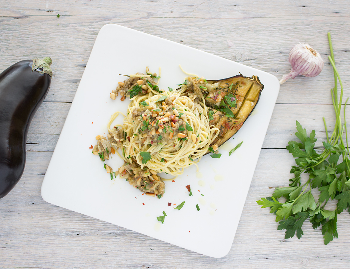 Spaghetti à l'aubergine rôtie et aux noix de pin