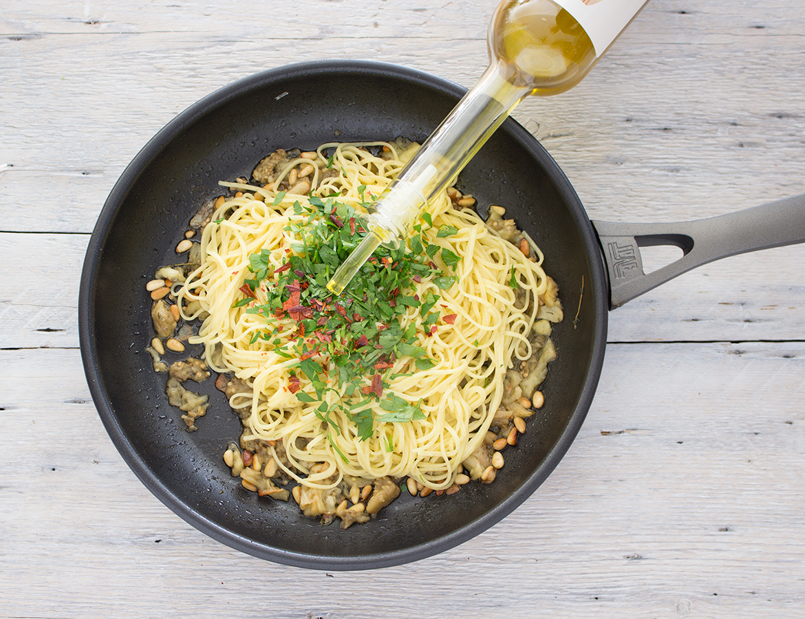 Spaghetti à l'aubergine rôtie et aux noix de pin