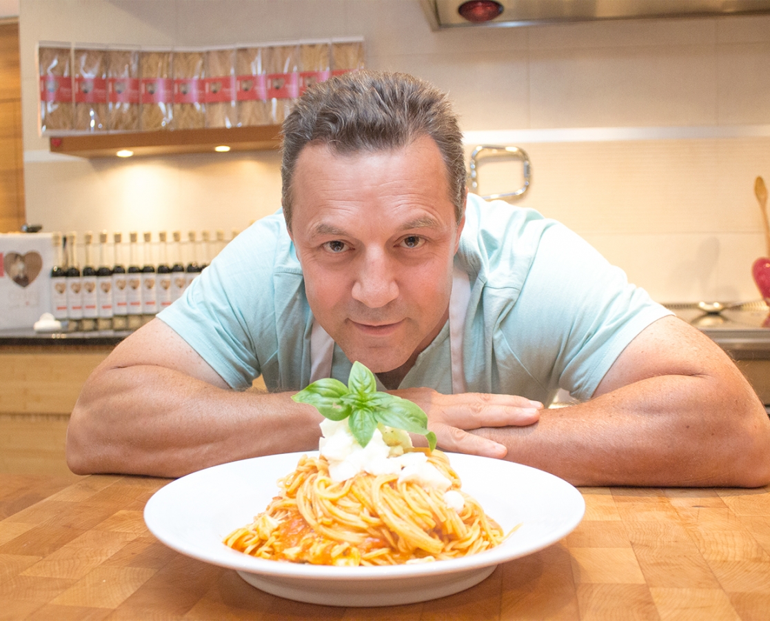 Spaghetti alla Checca (sauce tomates cerise rôties et mozzarella di bufala frais)