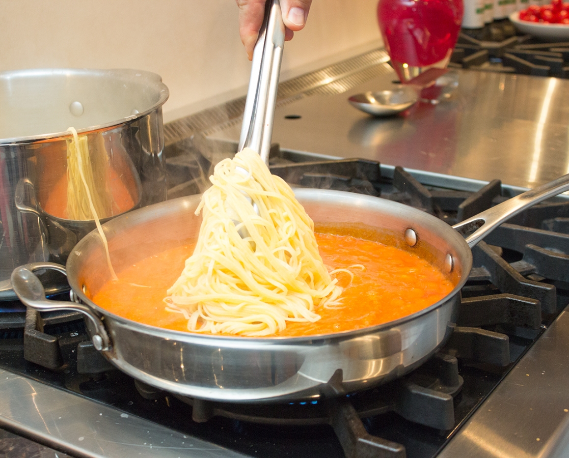 Spaghetti alla Checca (sauce tomates cerise rôties et mozzarella di bufala frais)