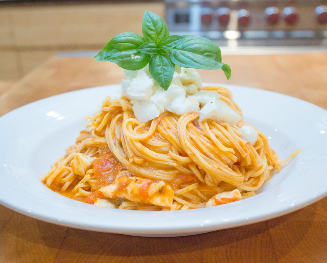 Spaghetti alla Checca (sauce tomates cerise rôties et mozzarella di bufala frais)