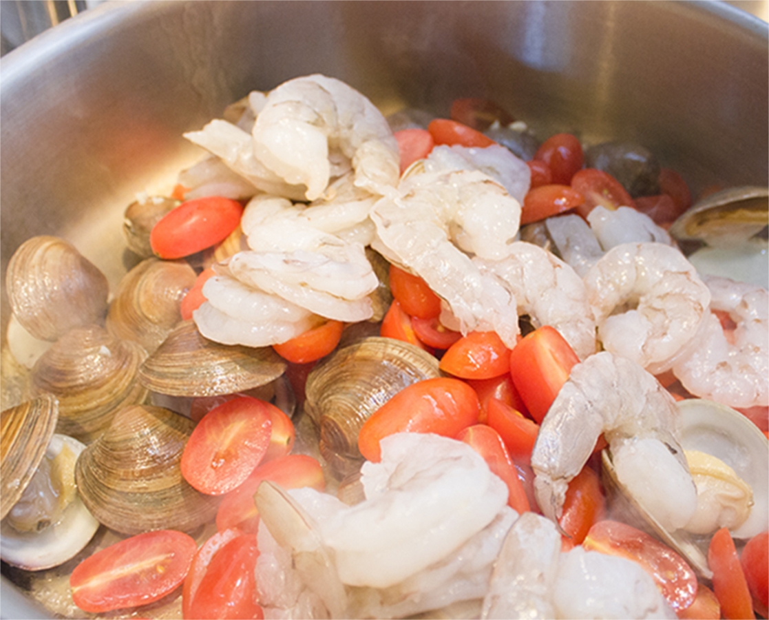 Spaghetti aux crevettes et palourdes