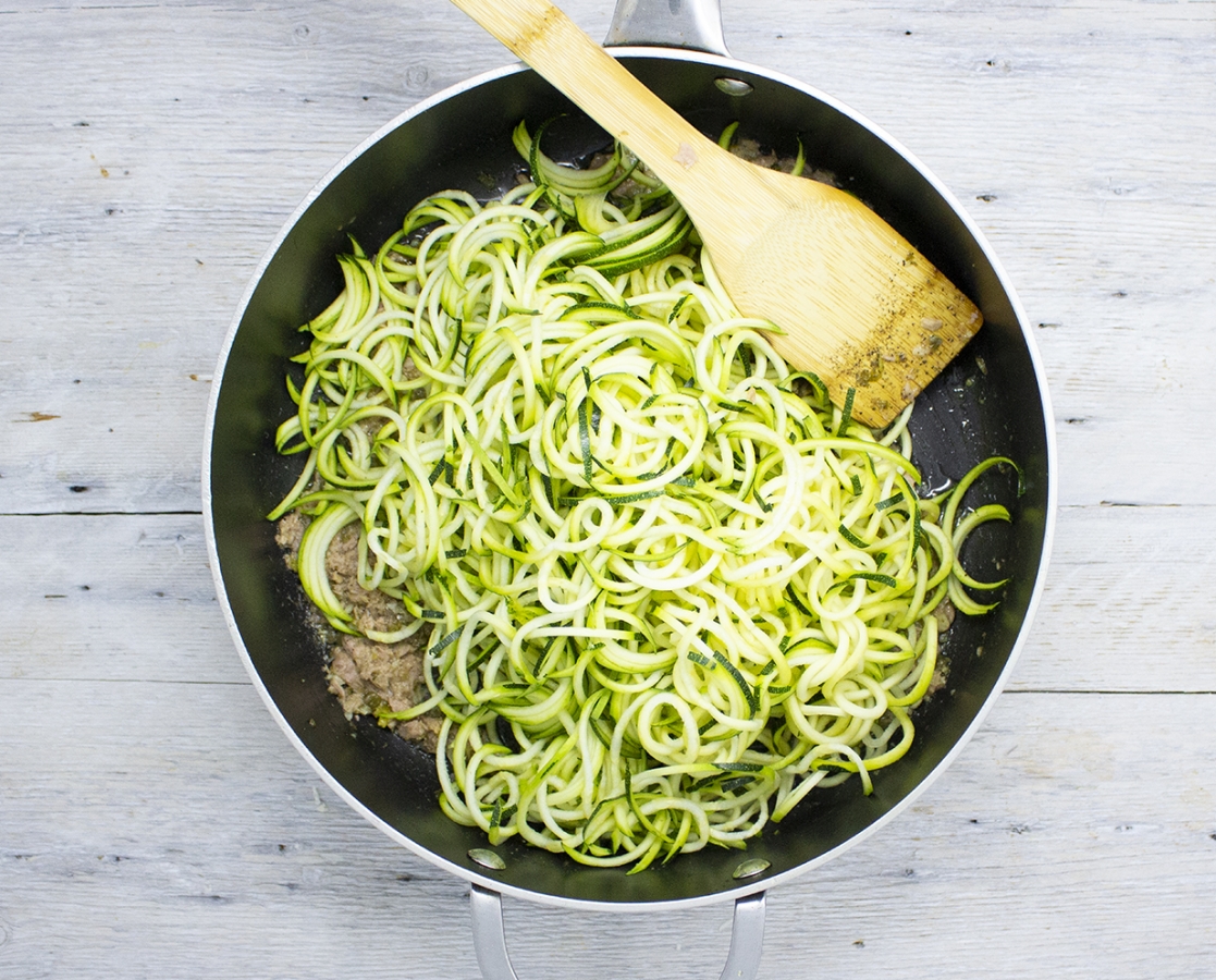 Spaghetti de courgettes avec thon, pancetta croustillante, roquette et noix de pin dans une sauce citronnée aux câpres