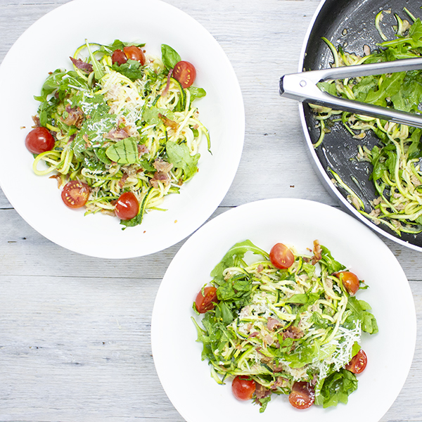 Spaghetti de courgettes avec thon, pancetta croustillante, roquette et noix de pin dans une sauce citronnée aux câpres