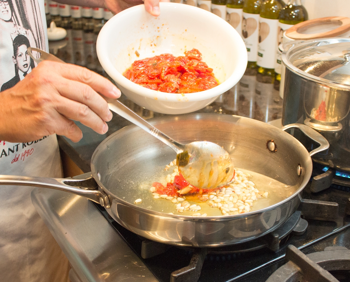 Spaghetti aux tomates cerises rôties, aux noix de pin et au basilic frais