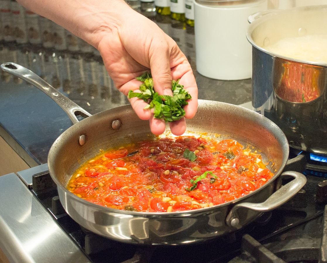 Spaghetti aux tomates cerises rôties, aux noix de pin et au basilic frais