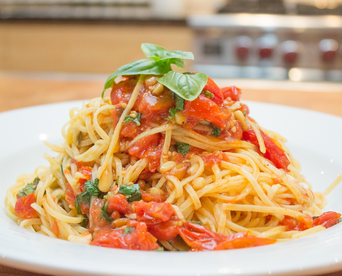 Spaghetti aux tomates cerises rôties, aux noix de pin et au basilic frais