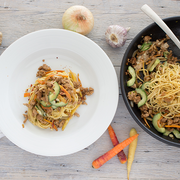 Spaghetti sauté au porc, façon asiatique avec sauce tahini