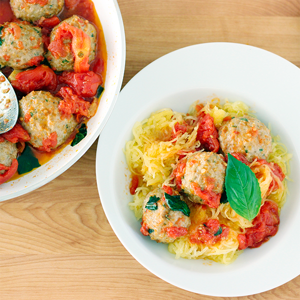 Boulettes de poulet sur courge spaghetti, sauce tomate et basilic