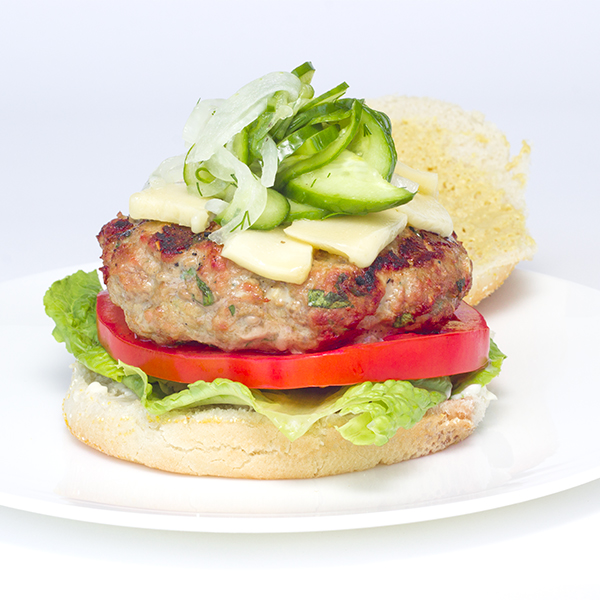 Burger de veau au migneron de Charlevoix fondu et relish de concombre à l’aneth