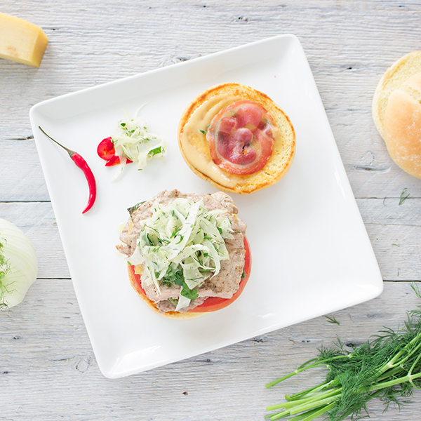 Burger de porc grillé avec piments jalapeno rôtis, agrémenté d’une mayonnaise à la moutarde forte et au Balsamumm et accompagné d'une salade au fenouil et à l’aneth