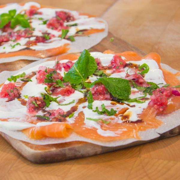 Carpaccio de saumon fumé sur feuille de riz croustillante et salsa d’oranges sanguines