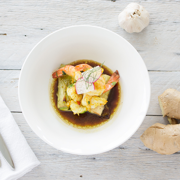 Crevettes en papillon servies sur poireaux rôtis, sauce au xérès, au gingembre et au soya