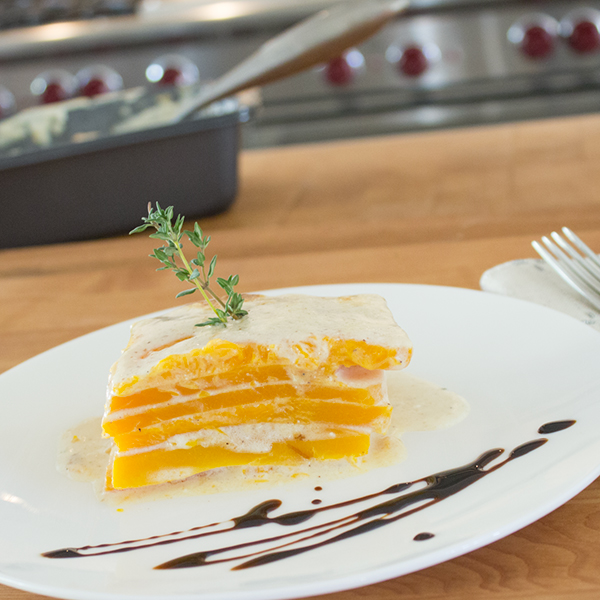 Gratin de courge musquée et infusion crémeuse aux herbes et ail