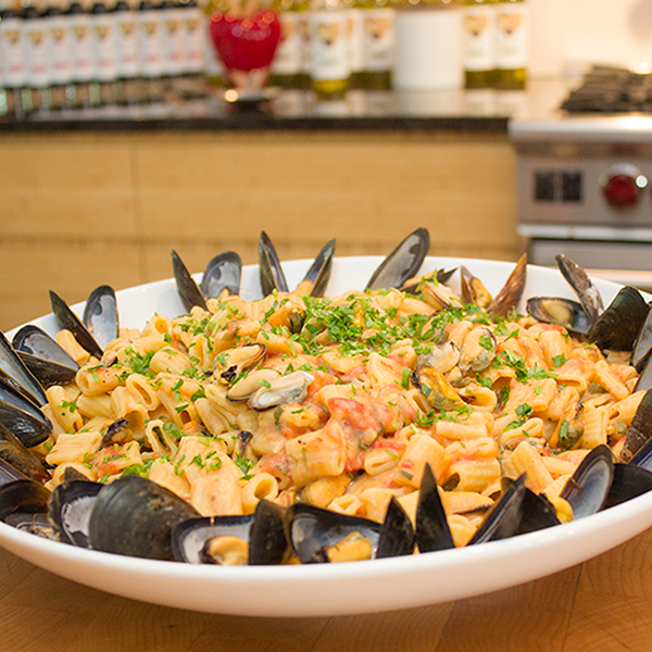 Mezze-rigatoni avec moules fraiche, sauce tomate, ail, bouillon de moules et purée de fèves cannellini