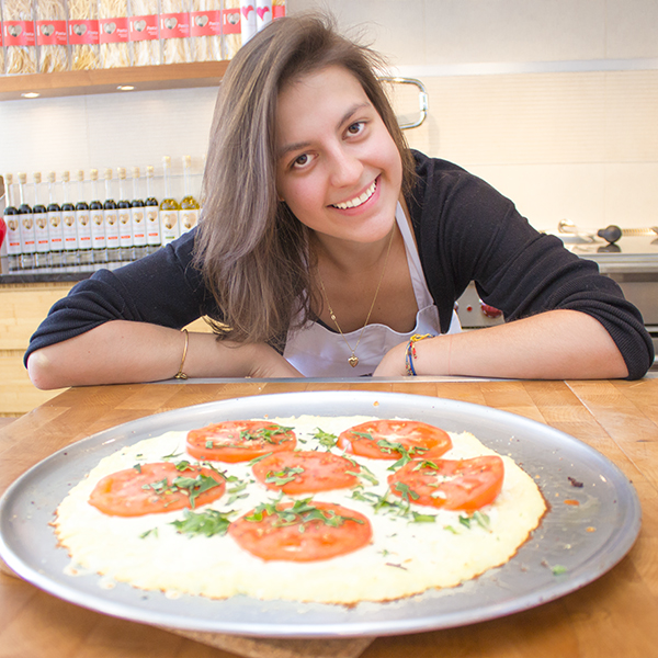 Pizza à la croûte au chou-fleur avec tomate et basilic