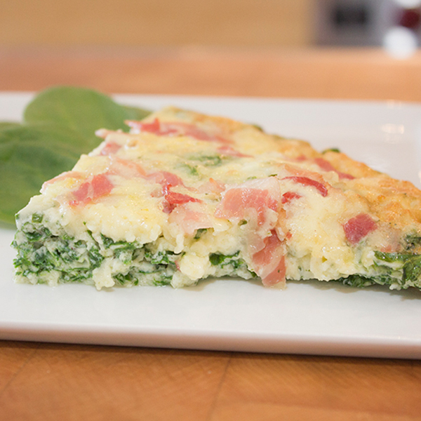 Quiche sans croûte aux épinard avec gruyère et pancetta,