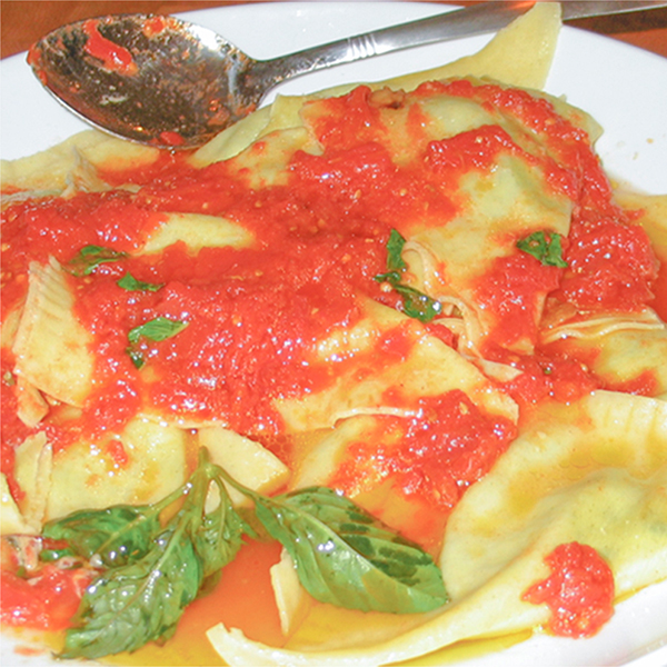 Ravioli géants farcis d'épinards et fromage ricotta