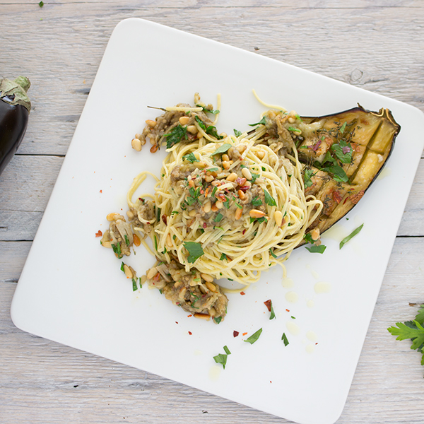 Spaghetti à l'aubergine rôtie et aux noix de pin