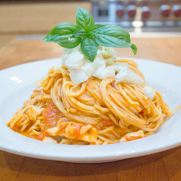 Spaghetti alla Checca (sauce tomates cerise rôties et mozzarella di bufala frais)