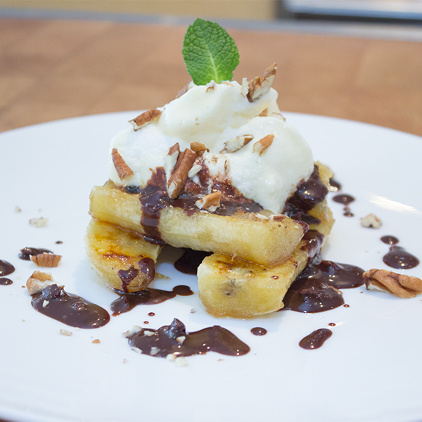 Tiramisù aux bananes caramélisées et sauce chaude au chocolat et pacanes rôties