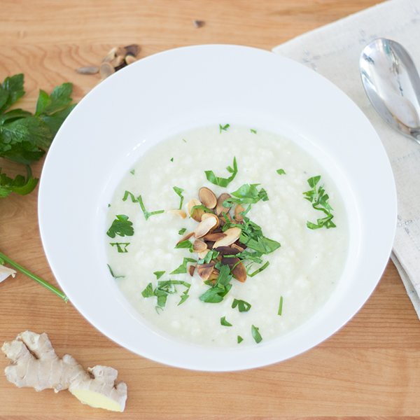 Velouté de chou-fleur et poireau au lait d'amande